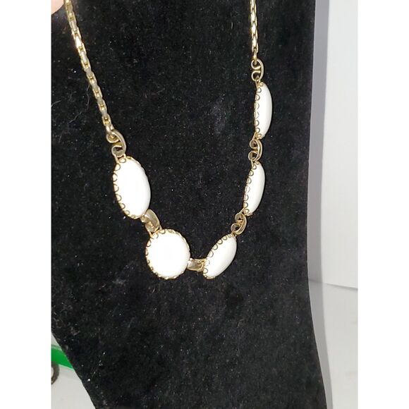 A Vintage Milk Glass Cabochon Choker Necklace Cottage Core Career Classic - Picture 9 of 9